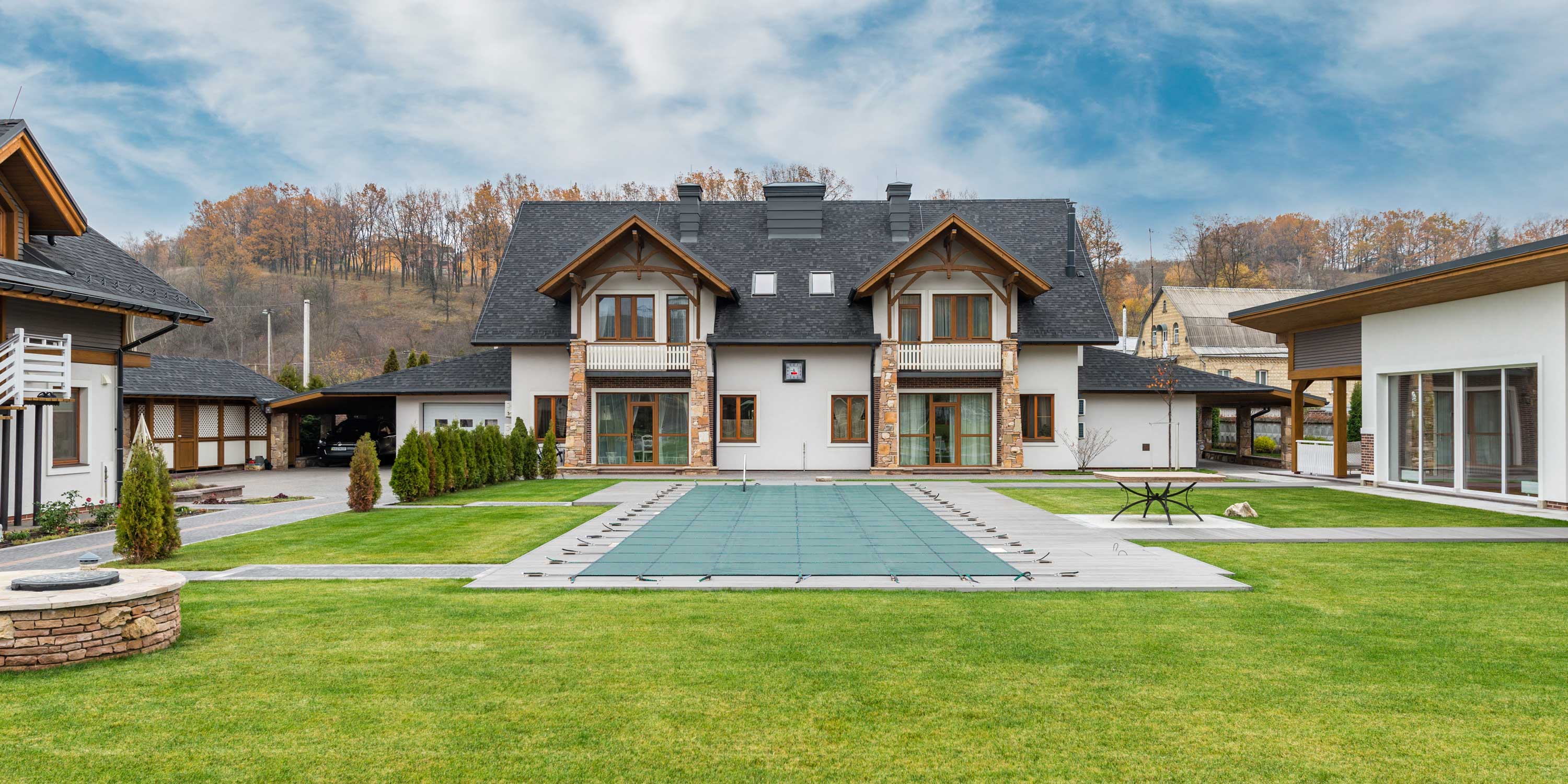 outdoor courtyard with pool cover