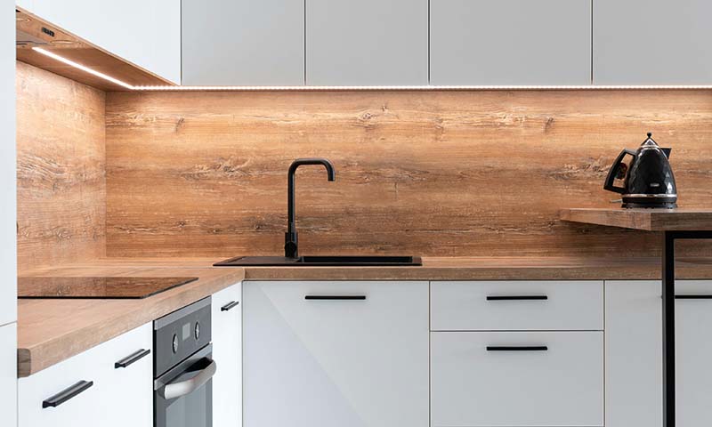 linear lighting beneath kitchen cabinets